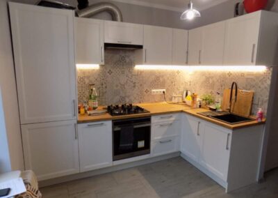Kuchnia biała, mat. Frezowane fronty.